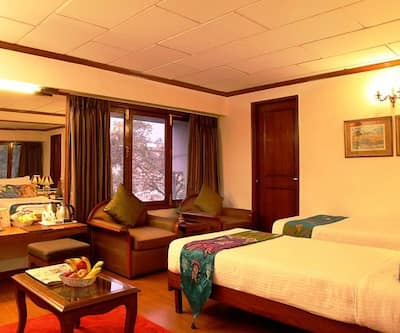 https://imgcld.yatra.com/ytimages/image/upload/t_hotel_yatra_city_desktop/v1436554746/Domestic Hotels/Hotels_New Delhi/Hotel Alka Premier/deluxe_room.jpg